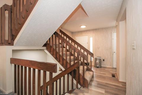 896 Wicket Dr, Akron, OH 44307 photo 15