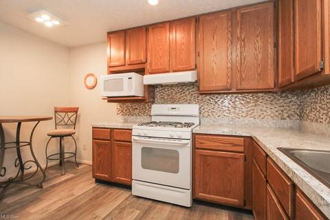 896 Wicket Dr, Akron, OH 44307 photo 9