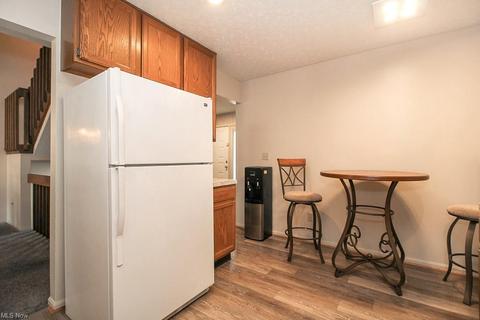 896 Wicket Dr, Akron, OH 44307 photo 8