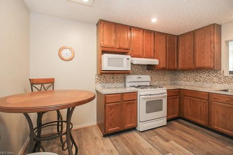896 Wicket Dr, Akron, OH 44307 photo 5