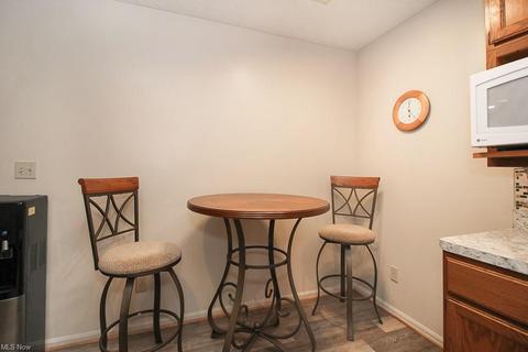 896 Wicket Dr, Akron, OH 44307 photo 6
