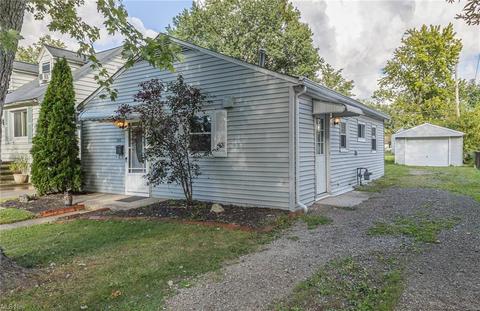 349 Olive St, Elyria, OH 44035 photo 2
