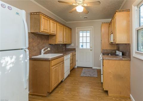 349 Olive St, Elyria, OH 44035 photo 6
