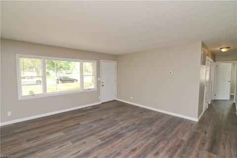 4065 Sylvia Ln, Youngstown, OH 44511 photo 3