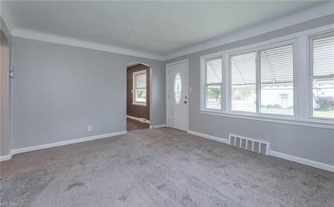 5453 Thomas St, Maple Heights, OH 44137 photo 4