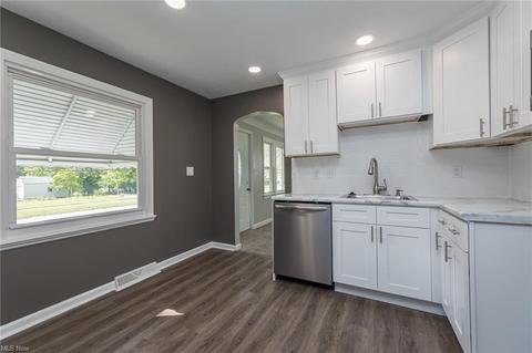 5453 Thomas St, Maple Heights, OH 44137 photo 9