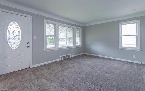5453 Thomas St, Maple Heights, OH 44137 photo 3