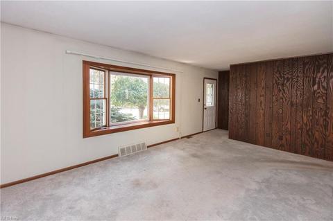 6419 Grosse Dr, Brook Park, OH 44142 photo 6