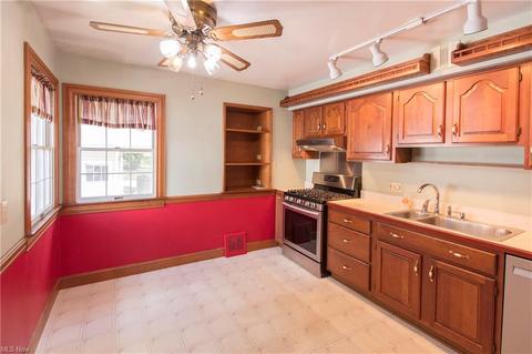 6419 Grosse Dr, Brook Park, OH 44142 photo 9