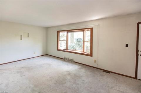 6419 Grosse Dr, Brook Park, OH 44142 photo 3