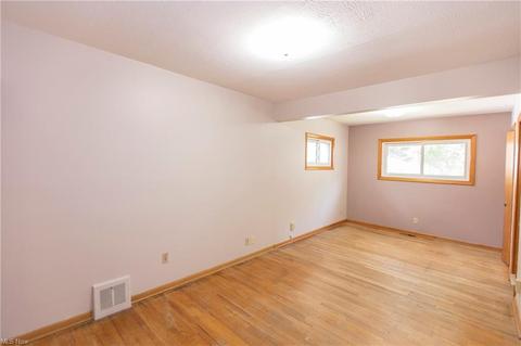 6419 Grosse Dr, Brook Park, OH 44142 photo 12