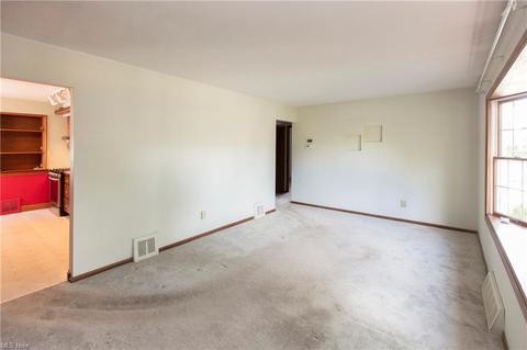 6419 Grosse Dr, Brook Park, OH 44142 photo 4