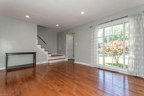 5276 Lynd Ave, Lyndhurst, OH 44124 photo 2