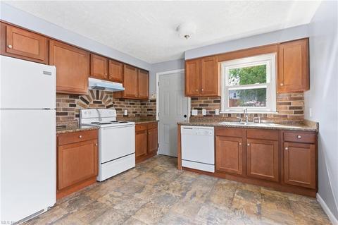 80 Omar St, Struthers, OH 44471 photo 5