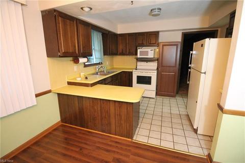 805 Poland Ave, Struthers, OH 44471 photo 3