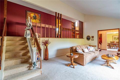 313 Hamilton Cir, Elyria, OH 44035 photo 4