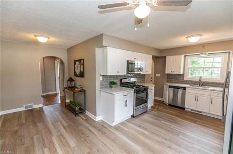 730 Clyde St, Akron, OH 44310 photo 9