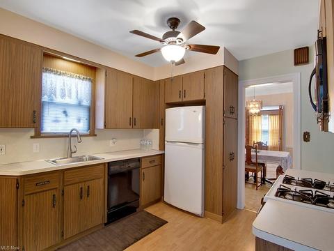 240 E 210th St, Euclid, OH 44123 photo 6