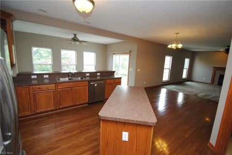 4561 Bellow Dr, Lorain, OH 44053 photo 2