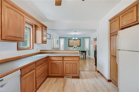 90 E 216th St, Euclid, OH 44123 photo 3