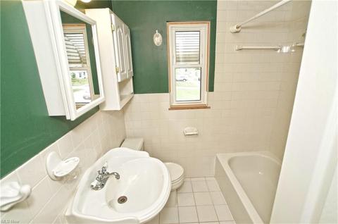484 E 222nd St, Euclid, OH 44123 photo 11