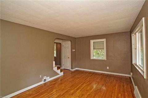 484 E 222nd St, Euclid, OH 44123 photo 8