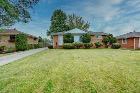 1225 Maple Dr, Parma, OH 44134 photo 1