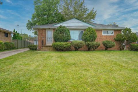 1225 Maple Dr, Parma, OH 44134 photo 4