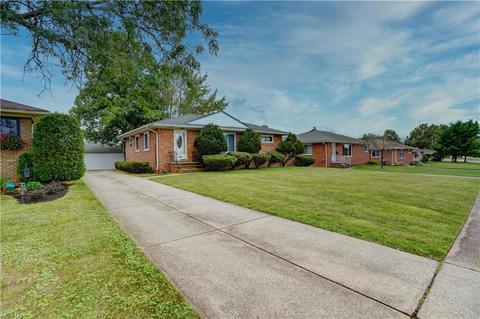 1225 Maple Dr, Parma, OH 44134 photo 2