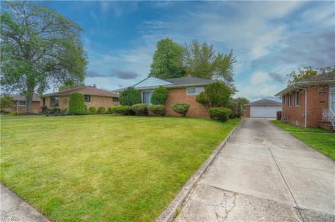 1225 Maple Dr, Parma, OH 44134 photo 3