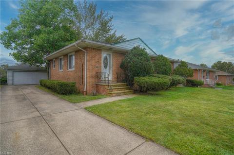 1225 Maple Dr, Parma, OH 44134 photo 5