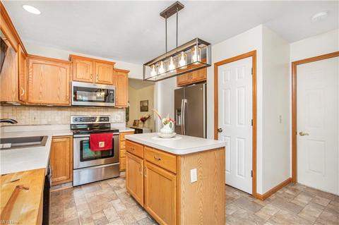 596 Bayberry Dr, Elyria, OH 44035 photo 8