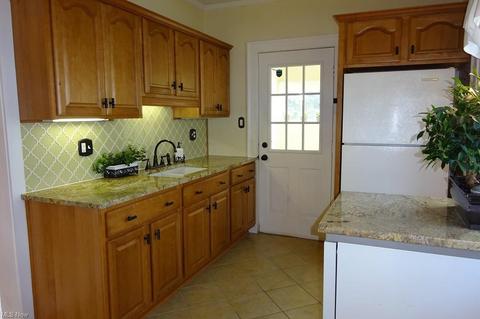 7007 Hampstead Ave, Parma, OH 44129 photo 9