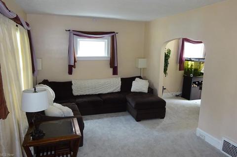 7007 Hampstead Ave, Parma, OH 44129 photo 4