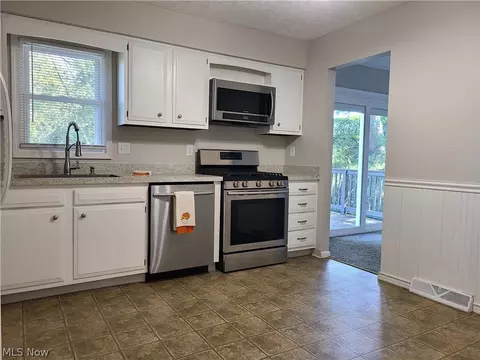 30301 Rickey Ln, Wickliffe, OH 44092 photo 4