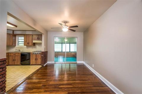 3485 Hetzel Dr, Parma, OH 44134 photo 4