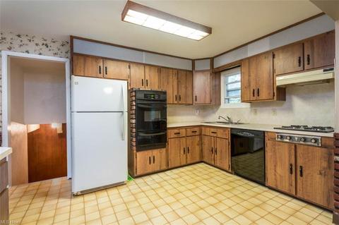 3485 Hetzel Dr, Parma, OH 44134 photo 6