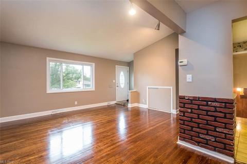 3485 Hetzel Dr, Parma, OH 44134 photo 2