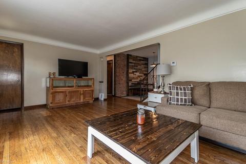 29679 Robert St, Wickliffe, OH 44092 photo 2