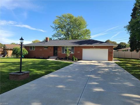 538 E Parkhaven Dr, Seven Hills, OH 44131 photo 1