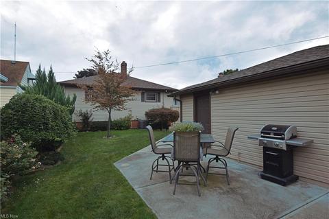 2984 Winthrop Dr, Parma, OH 44134 photo 4
