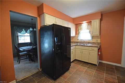 2984 Winthrop Dr, Parma, OH 44134 photo 12
