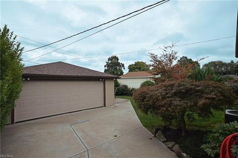 2984 Winthrop Dr, Parma, OH 44134 photo 2