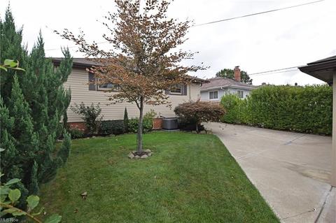 2984 Winthrop Dr, Parma, OH 44134 photo 5