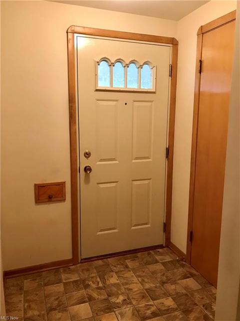 9515 Elsmere Dr, Parma, OH 44130 photo 3