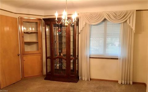 9515 Elsmere Dr, Parma, OH 44130 photo 6