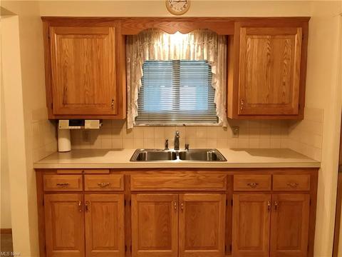 9515 Elsmere Dr, Parma, OH 44130 photo 8