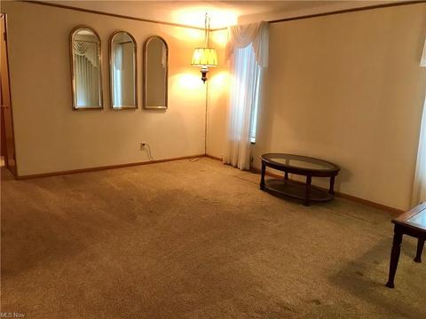 9515 Elsmere Dr, Parma, OH 44130 photo 5