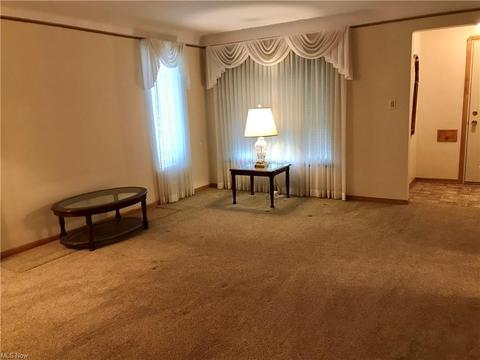 9515 Elsmere Dr, Parma, OH 44130 photo 4