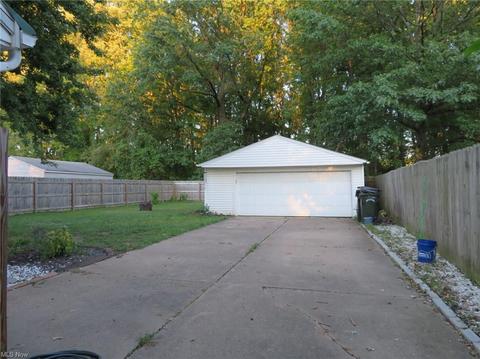 369 White Oak Dr, Elyria, OH 44035 photo 2